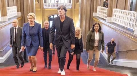 德国杯冠军奖杯闪耀柏林 勒夫见证红牛首度捧杯