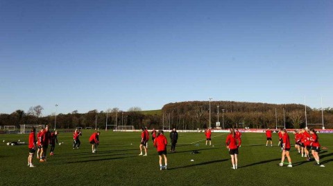 寒风中燃烧的红色野心：威尔士女足冲刺欧锦赛资格赛最后时刻