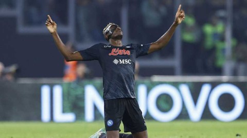 奥斯梅恩凌空绝杀铸就蓝色辉煌 那不勒斯力克罗马追平队史连胜纪录