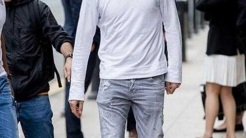 瓜迪奥拉聚餐庆夺冠 休闲穿搭显品味