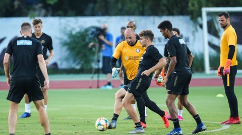 蓝黑风暴席卷金陵古城 国际米兰南京酷暑挥汗备战意大利德比