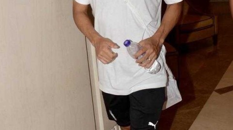 日本球星武藤嘉纪深夜现身上海酒店，帅气逼人