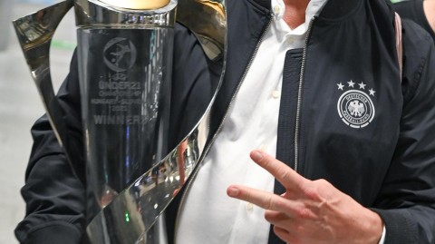 荣耀归来的青年军：德国U21欧青赛冠军载誉抵达法兰克福