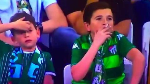 童颜惑众：看台“抽烟小孩”竟是三十六岁父亲