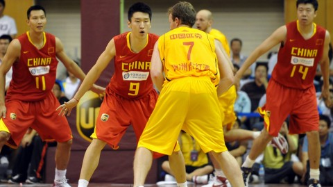 回顾经典：2009年男篮三精英爆发，阿联肌肉强打胡雪峰神级抢断