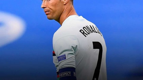 巨星遭遇无声战役 C罗确诊新冠后阳台挥手与女友隔空传情