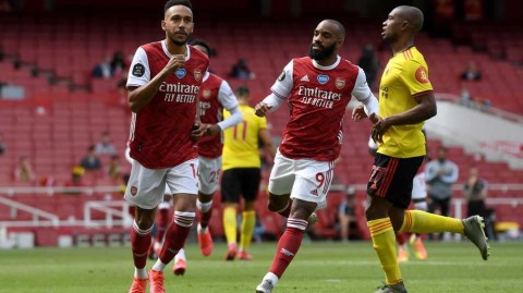 奥巴梅扬惊天倒钩定乾坤，阿森纳险胜送沃特福德坠入英冠