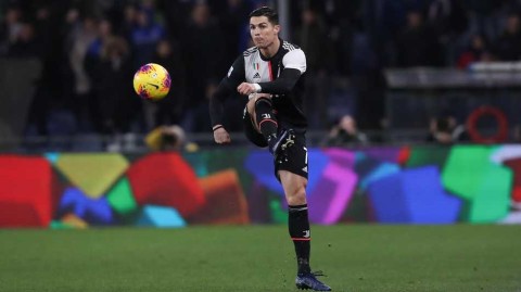 地心引力失效！C罗意甲赛场惊天滞空，2.56米高空“泰山压顶”震撼世界