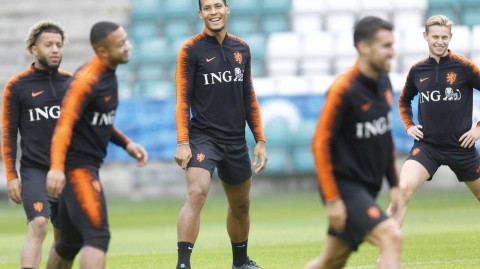 荷兰队欢声笑语备战欧预赛 剑指爱沙尼亚志在三分