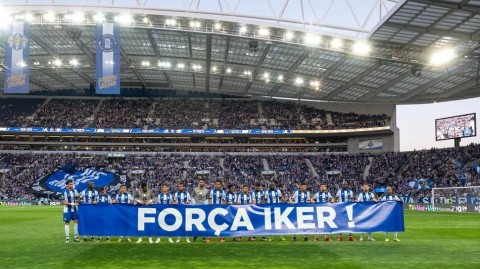 巨龙球场的温情守望：当全世界呼唤同一个名字