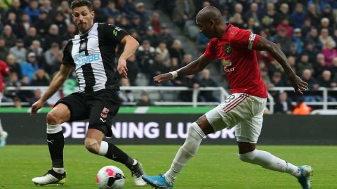 纽卡斯尔联圣詹姆斯公园奏凯歌，红魔曼联深陷泥潭客場饮恨