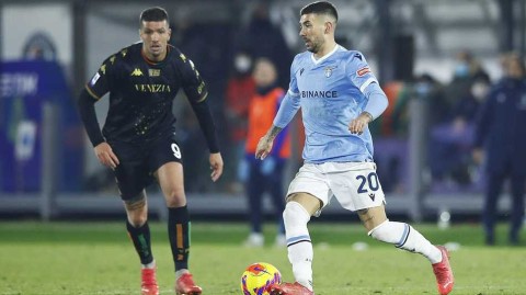 意甲激战：拉齐奥客场力擒威尼斯，蓝鹰展翅锁定关键三分