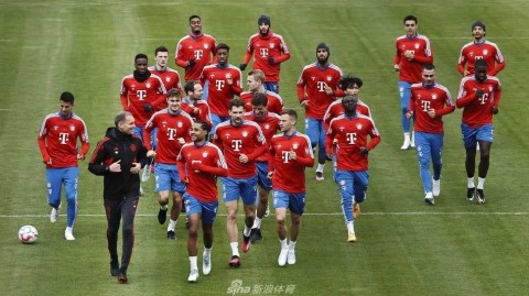 拜仁全队备战德甲焦点战训练场上演战术演练