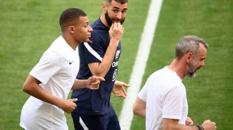 绿茵场边的从容：欧国联前夕法国队的备战瞬间