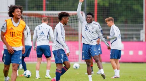 拜仁训练变身手球嘉年华，众星表情失控演绎绿茵场“画风崩塌”