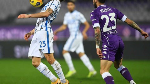 紫百合主场凋零，蓝黑军团登顶意甲：巴雷拉世界波&佩里西奇空门，国米完胜佛罗伦萨