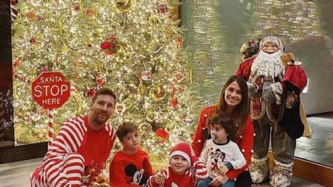 梅西全家福晒圣诞温情，安东内拉镜头下的节日喜悦