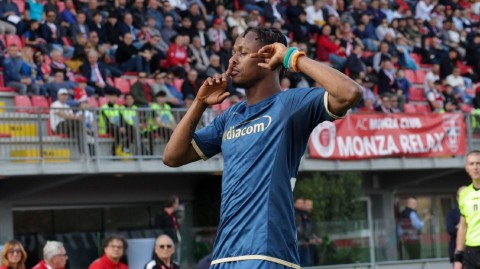 蒙扎主场逆转佛罗伦萨 绿茵场上演惊险进球大战