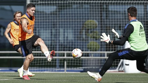 西甲次轮前瞻：皇家马德里备战迎挑战，众将挥汗如雨