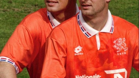 绿茵场上的血脉传承：德波尔、内维尔与阿扎尔等兄弟连，哪一对才是你心中的传奇？