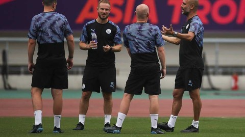 瓜迪奥拉南京练兵，标志性摊手再现金陵城