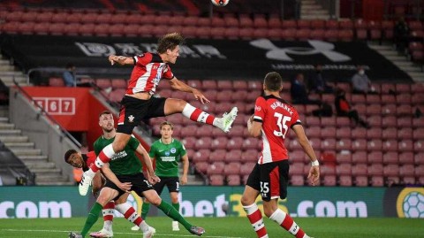 圣玛丽公园的平分秋色：南安普顿与布莱顿的保级与荣耀之战