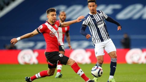 山楂球场狂欢夜：西布朗三球完胜圣徒，保级路上燃起微弱奇迹之光