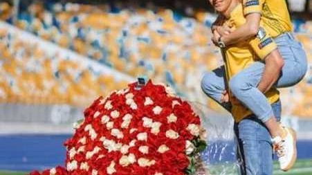 津琴科基辅球场浪漫求婚 抱得美人归