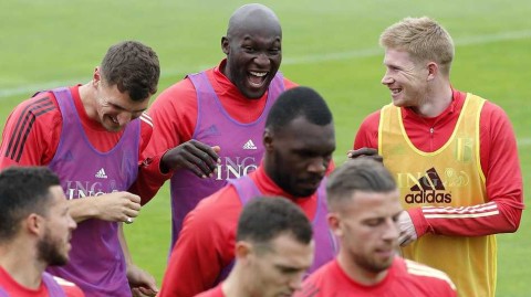 比利时训练星光熠熠：卢卡库与德布劳内谈笑风生，剑指欧洲杯十六强