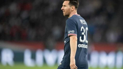 梅西左膝骨挫伤瞬间：意外撞击下的焦虑与未来的隐忧