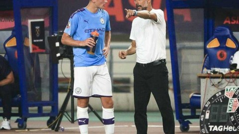 瓜迪奥拉简约哲学：白T黑裤诠释的足坛型男范本