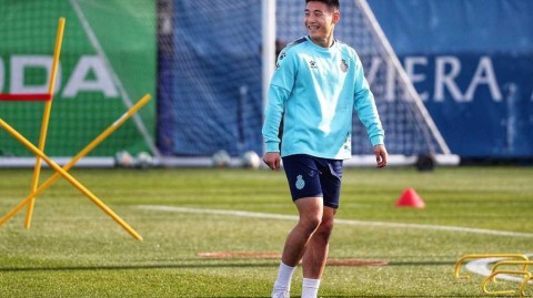 笑容满面的武磊领衔西班牙人备战，全队信心十足迎接西甲挑战