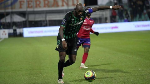 法甲深夜进球大战，克莱蒙绝平朗斯上演激情戏码