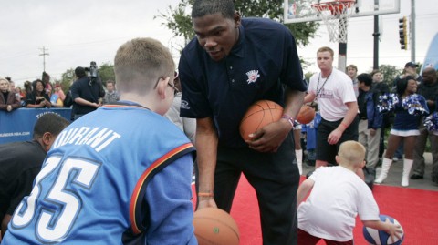 二〇二六深度回眸：杜兰特威少共筑雷霆球迷温情夜