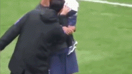 孙兴慜的孤独时刻：当全场欢庆时，他只能逗弄别人的孩子