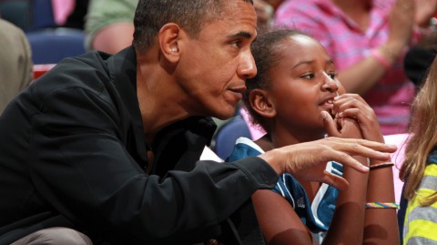 回望经典瞬间：铁汉柔情奥巴马与女儿观战WNBA