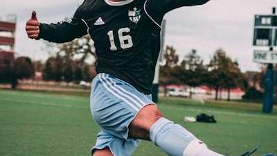 绿茵场上英雄惜英雄 那些温暖了岁月的拥抱