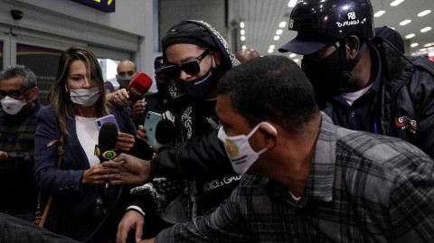 半年梦魇终落幕 小罗返抵巴西面对闪光灯露出久违笑容