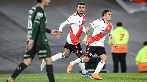 河床雄师主场激战萨尔米安杜 纪念碑球场见证阿根廷足球热浪