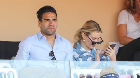 绿茵场外的温柔时刻：法尔考携爱妻蒙特卡洛静赏网球大师赛