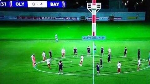 欧冠惊现最和谐一幕：青年军放弃比赛，中圈玩起“抢圈”游戏