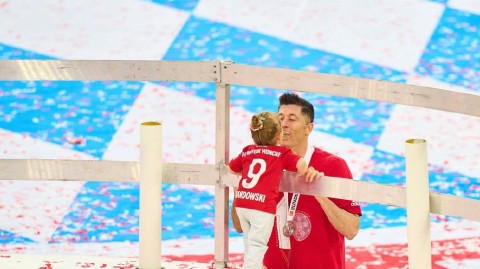 莱万捧杯荣光时刻 绿茵英雄与挚爱温情相拥