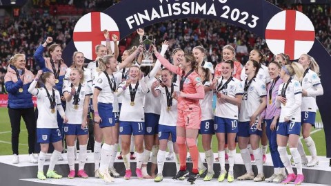 女足欧美杯巅峰对决：英格兰点球力克巴西荣膺首届桂冠