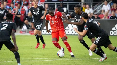 拜仁新援闪耀季前赛，马内德里赫特首秀建功大胜华盛顿联