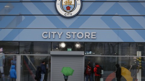 蓝月亮的温暖：伊蒂哈德球场变身白衣天使的抗疫堡垒