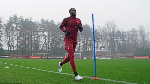 米兰内洛的蓝与黑：红黑军团在德比前夜的寂静与狂飙