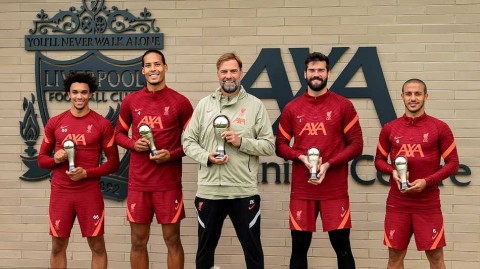 王者归来，笑容点亮安菲尔德——范戴克领衔利物浦备战英超红蓝大战