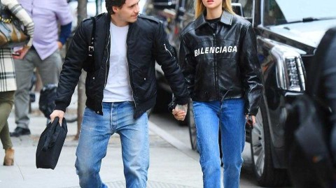 布鲁克林紧盯新女友满屏甜蜜藏不住 走路弓腰驼背似老头