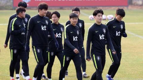 孙兴慜的恶作剧：坡州集训里的老大哥与新星李康仁