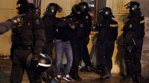 英格兰球迷布拉格闹事 捷克警方逮捕十四人